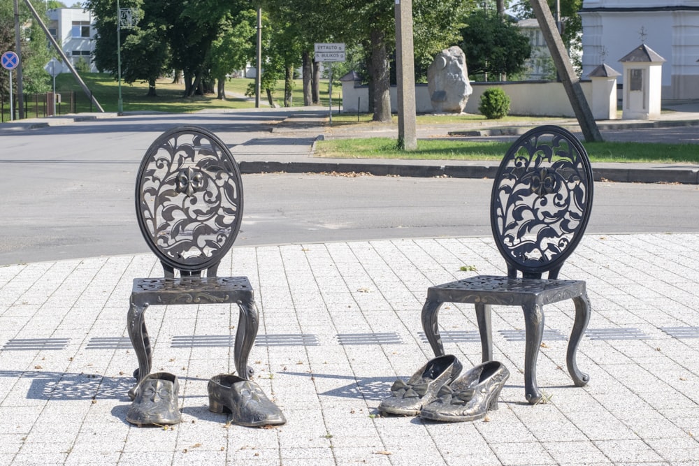 Un gruppo di sedie di metallo siedono su un marciapiede