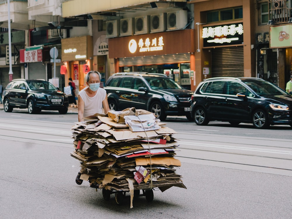 Eine Person mit einem Einkaufswagen voller Gegenstände auf einer Straße