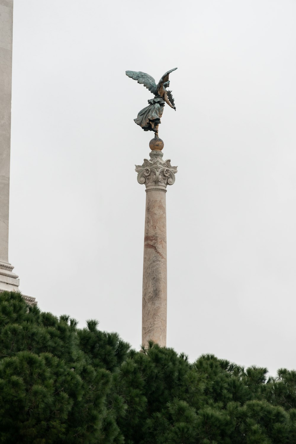 una estatua en un pilar