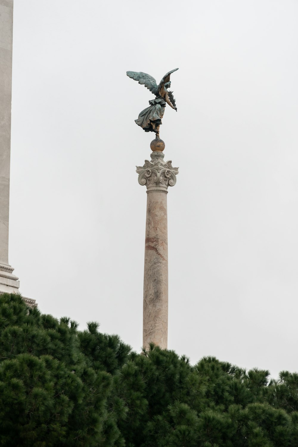 uma estátua em um pilar