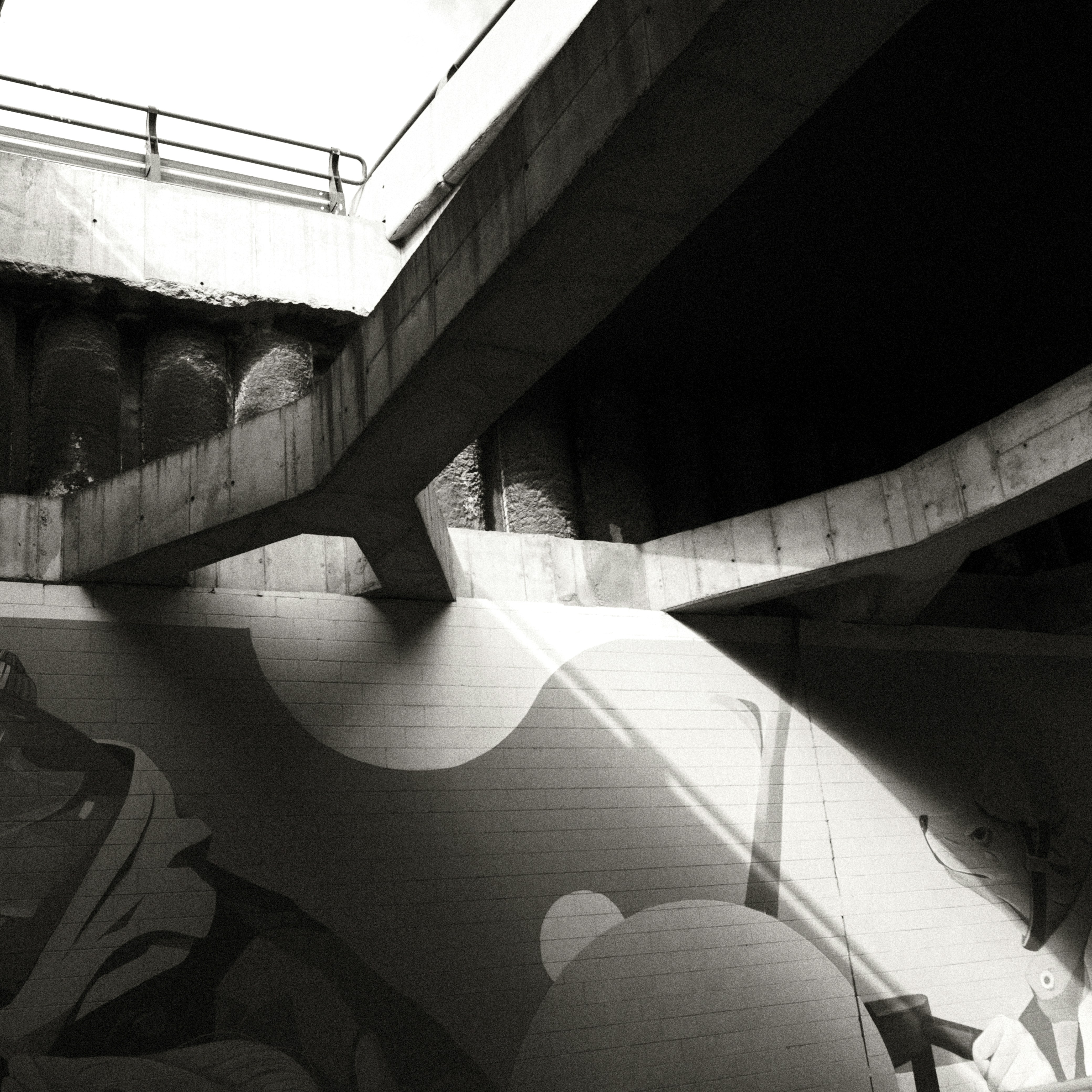 un pont avec une balustrade