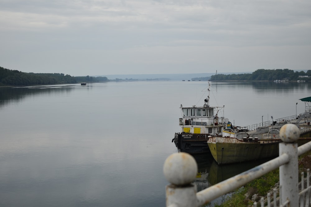 um barco na água