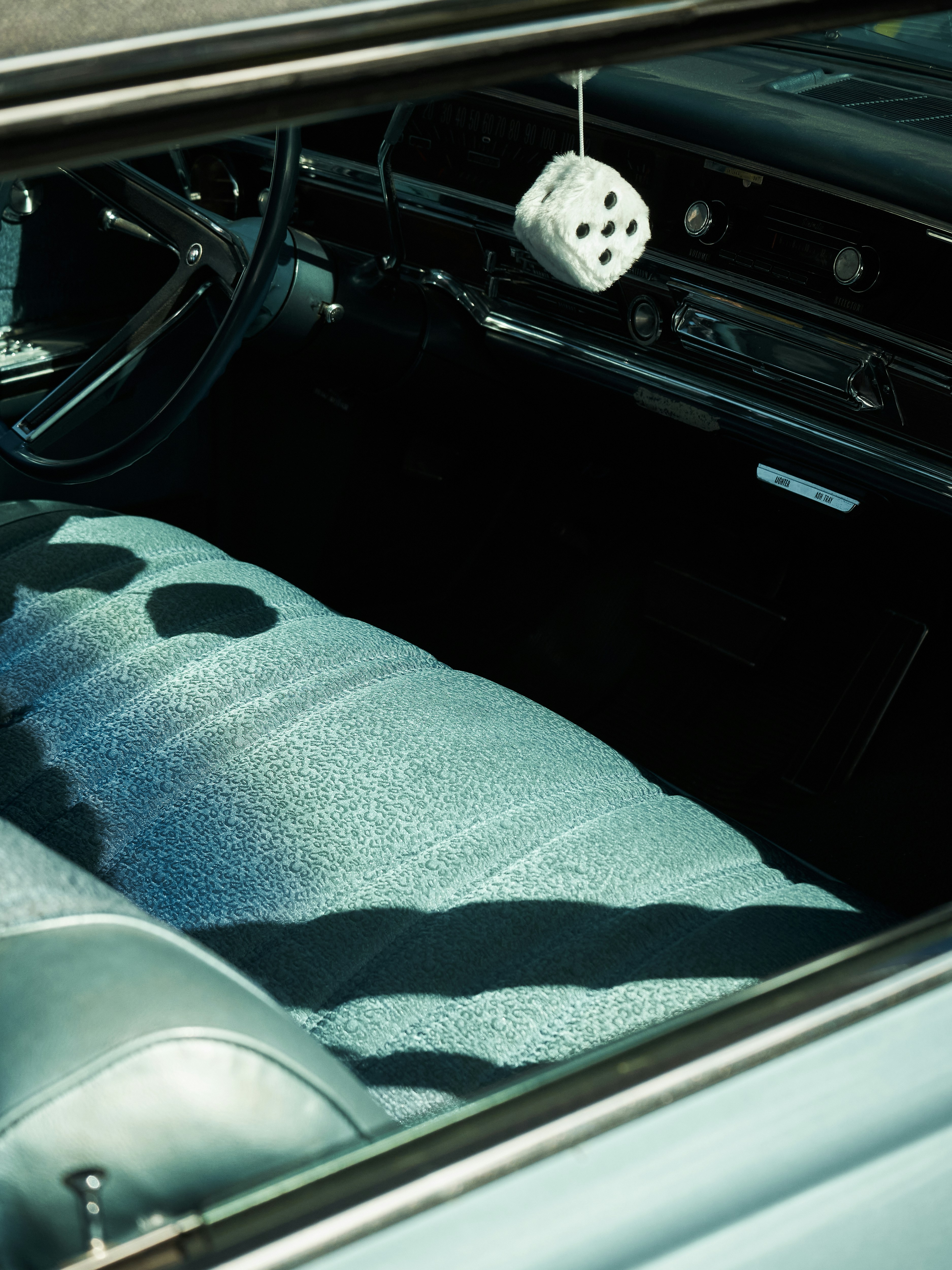 ein Auto mit einer Decke im Kofferraum