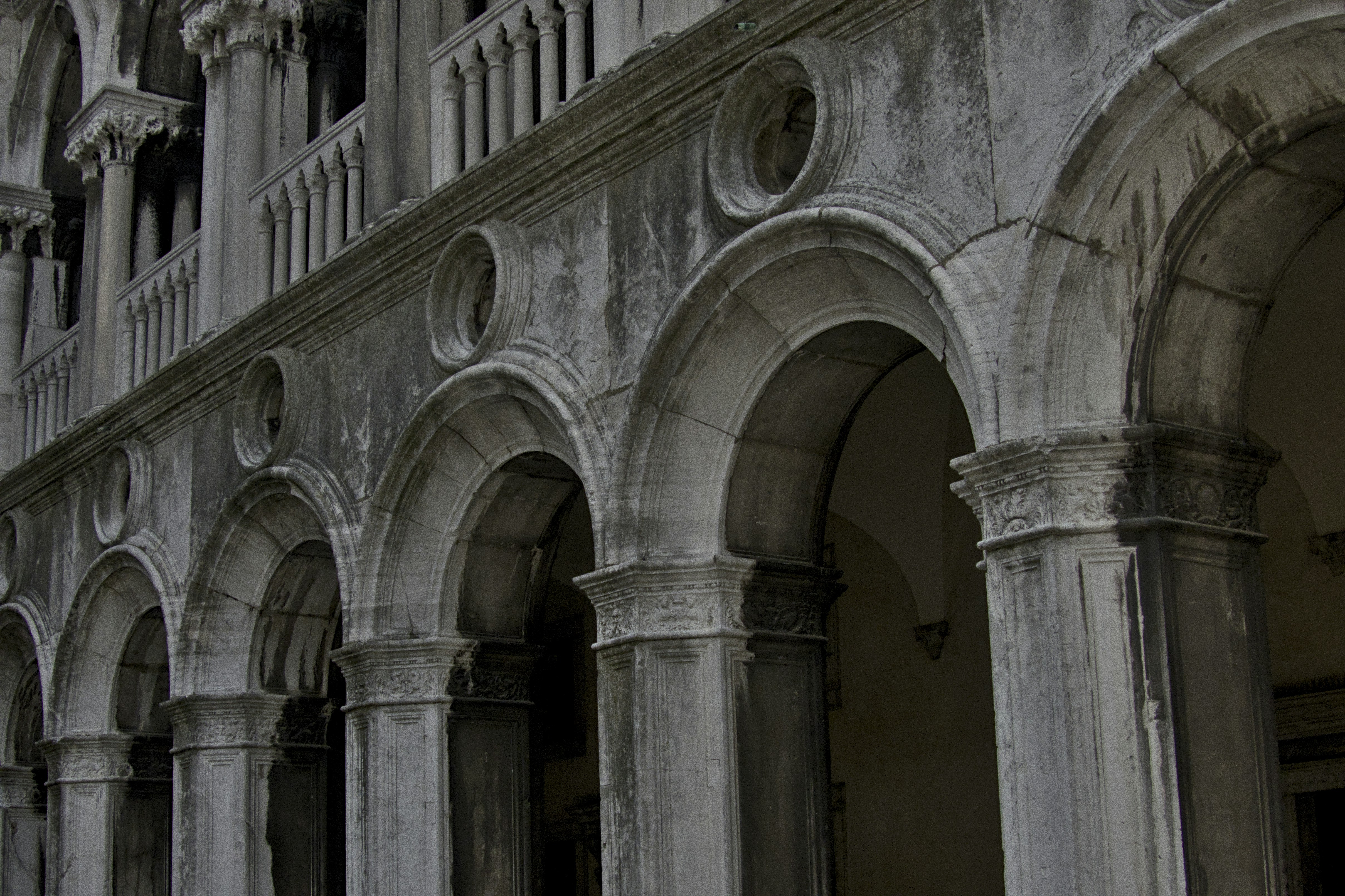 a building with many arches