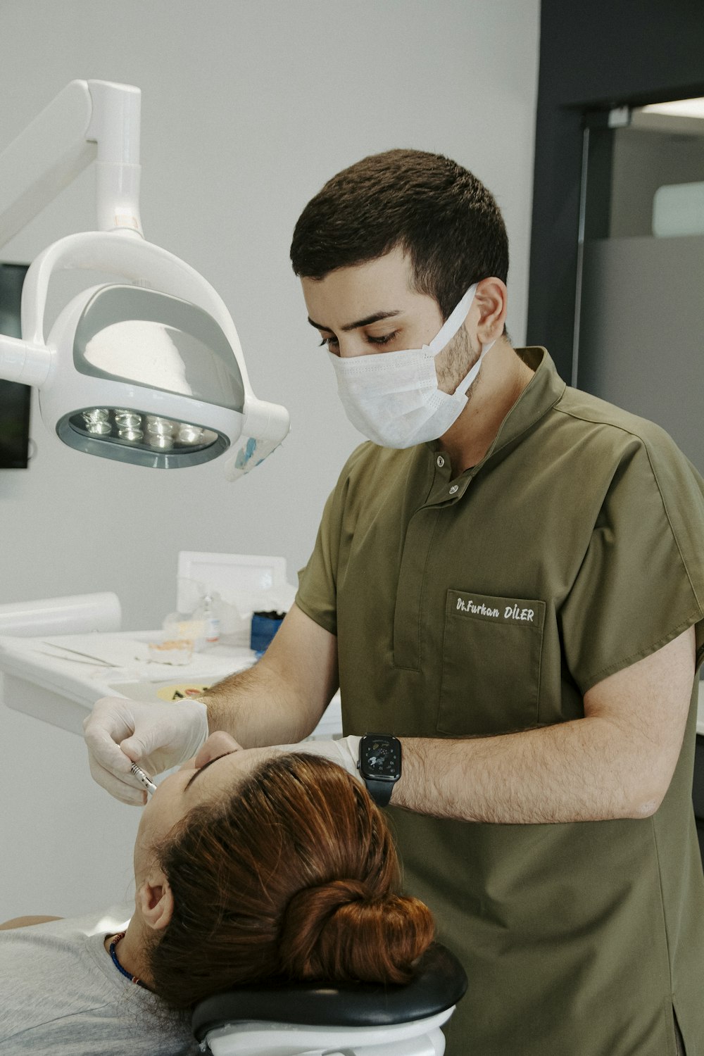 un dentiste examinant un patient