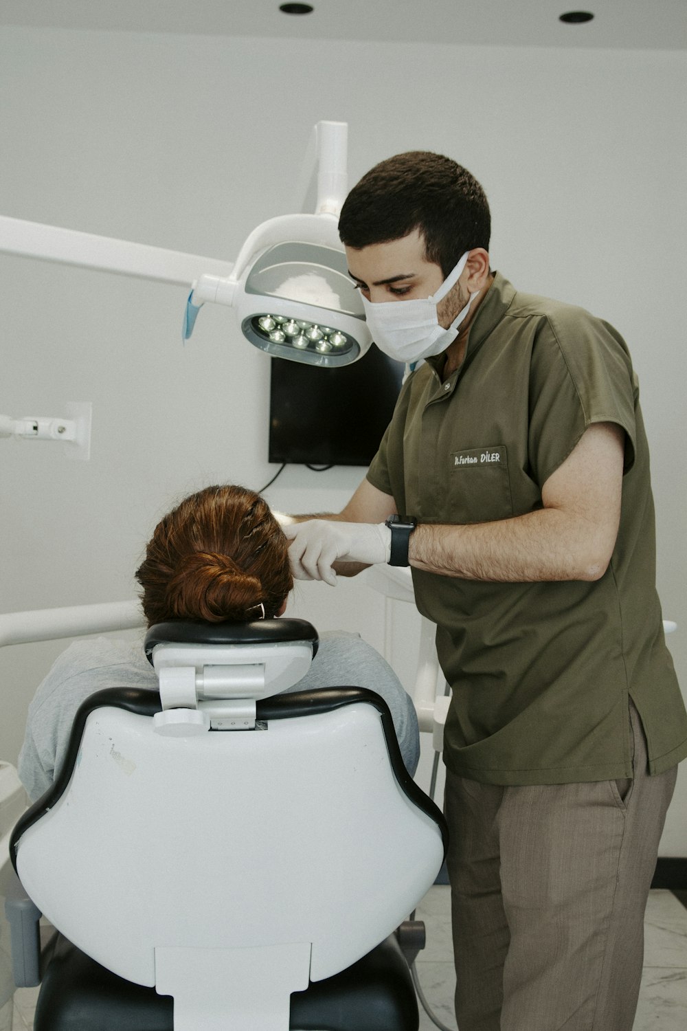 um dentista examinando um paciente