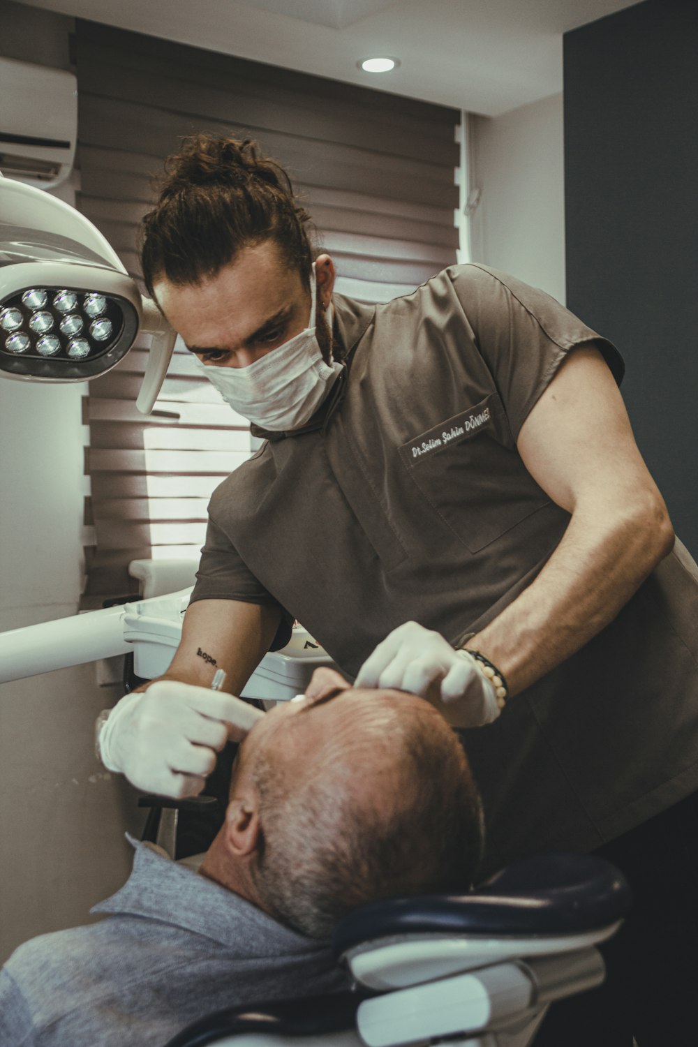 Un dentista examinando a un paciente