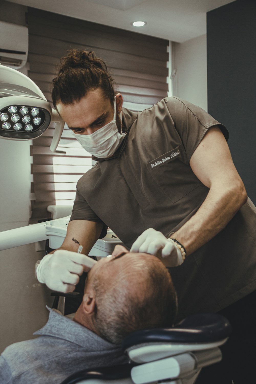 un dentiste examinant un patient