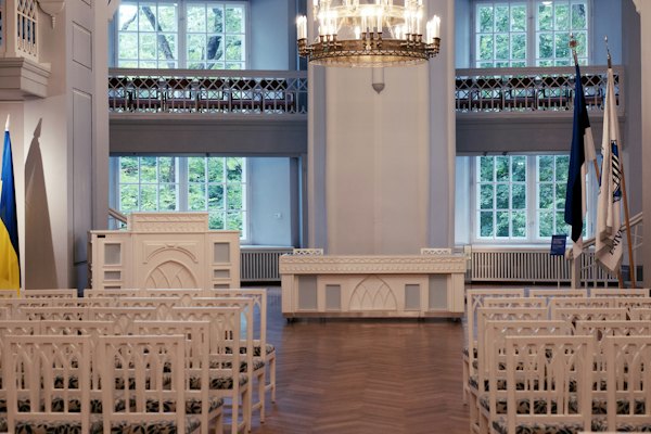 A room with a large chandelier and chairs — Tartu, Estonia