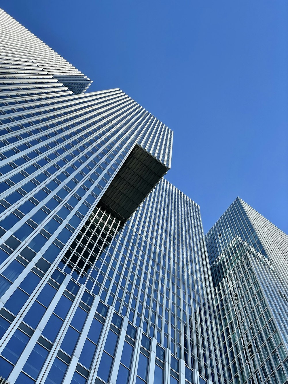 Una vista de ángulo bajo de un edificio