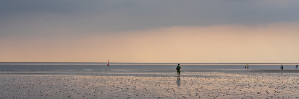 Un grupo de personas caminando por una playa