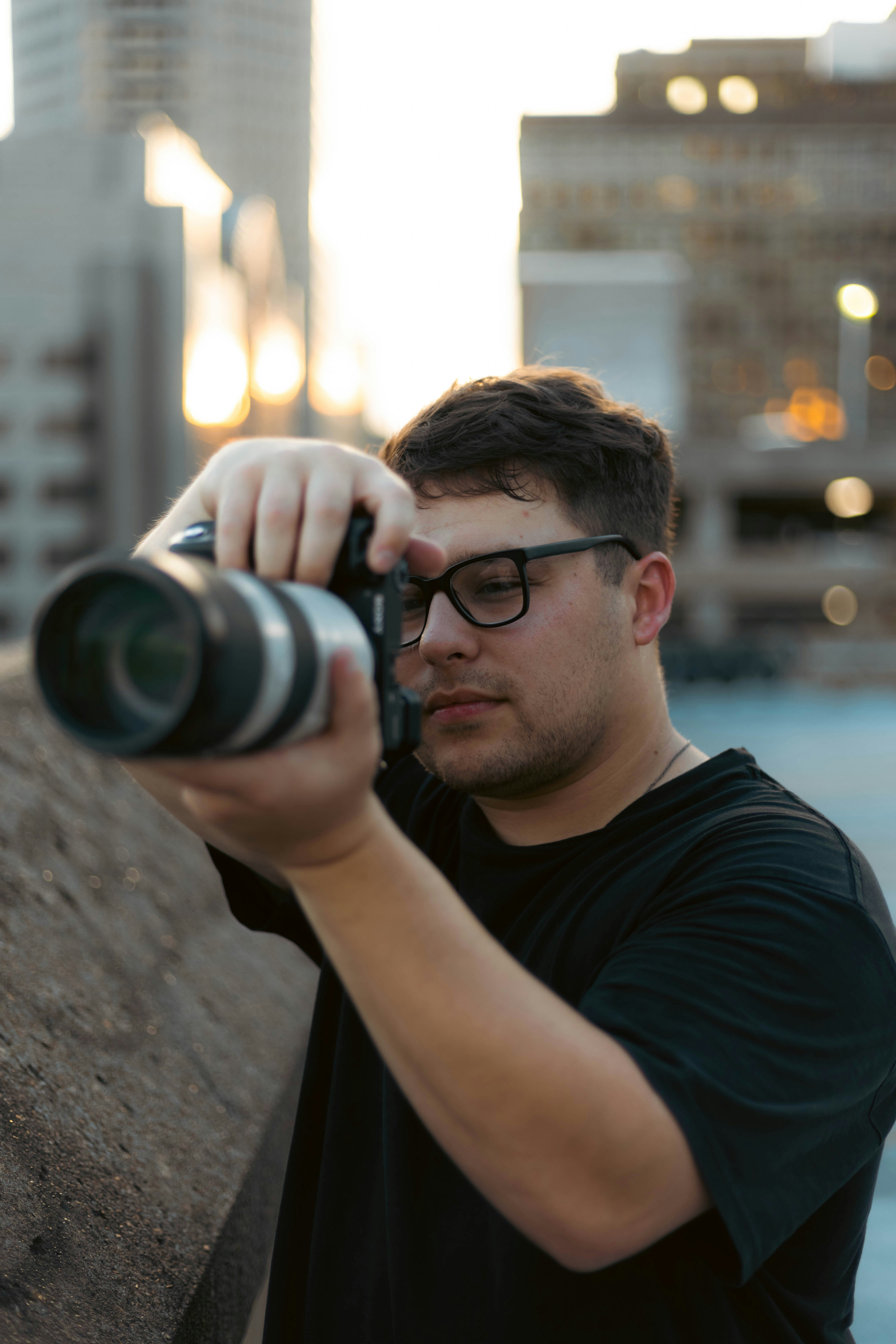 Un uomo che tiene una macchina fotografica