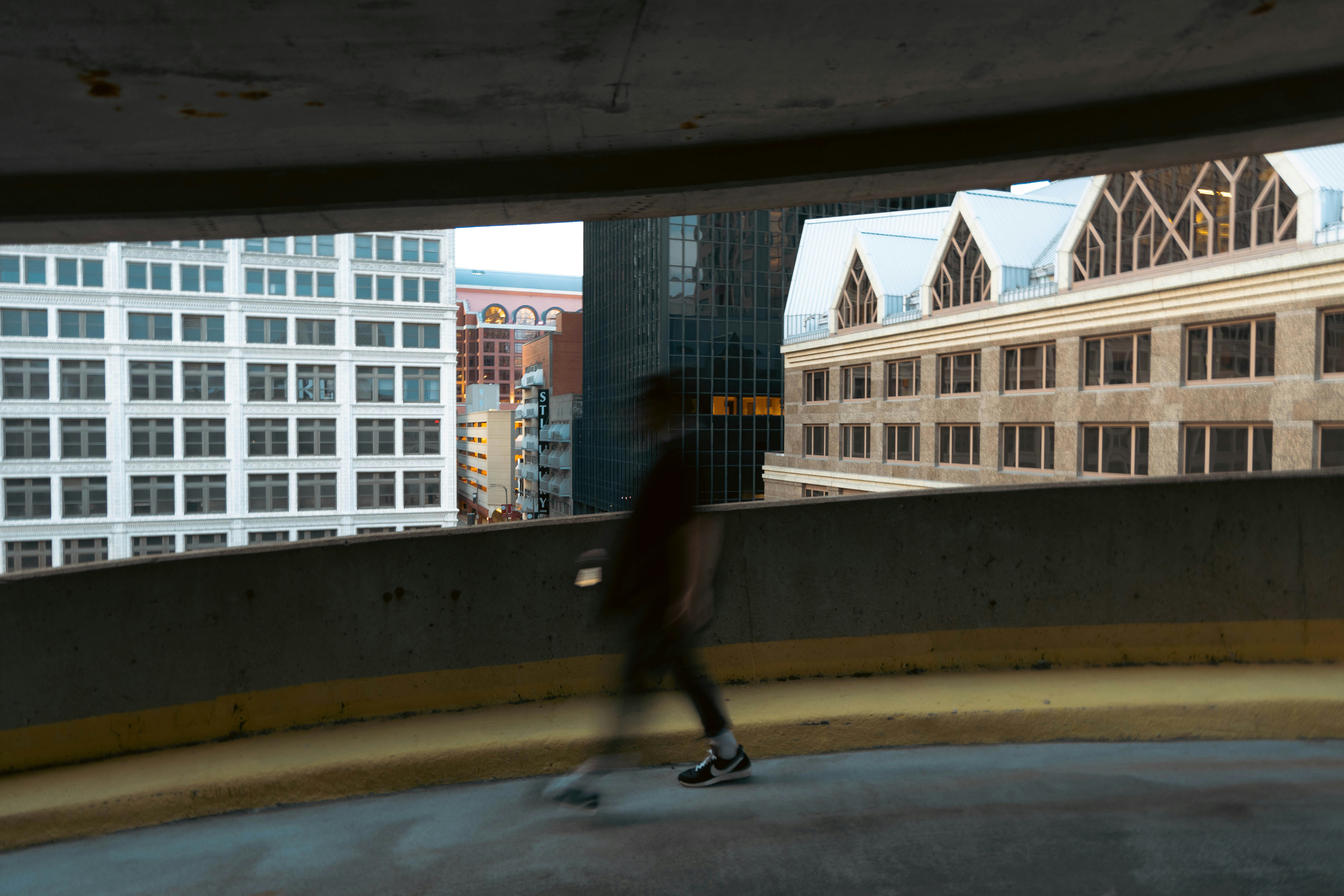 una persona skateboard su un ponte