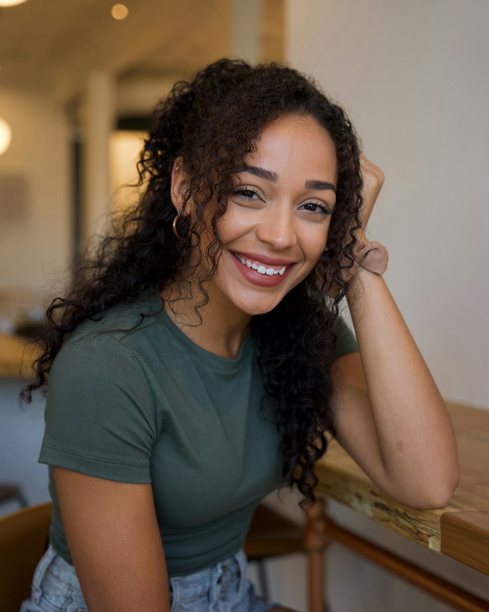 una persona con i capelli tirati indietro sorridente