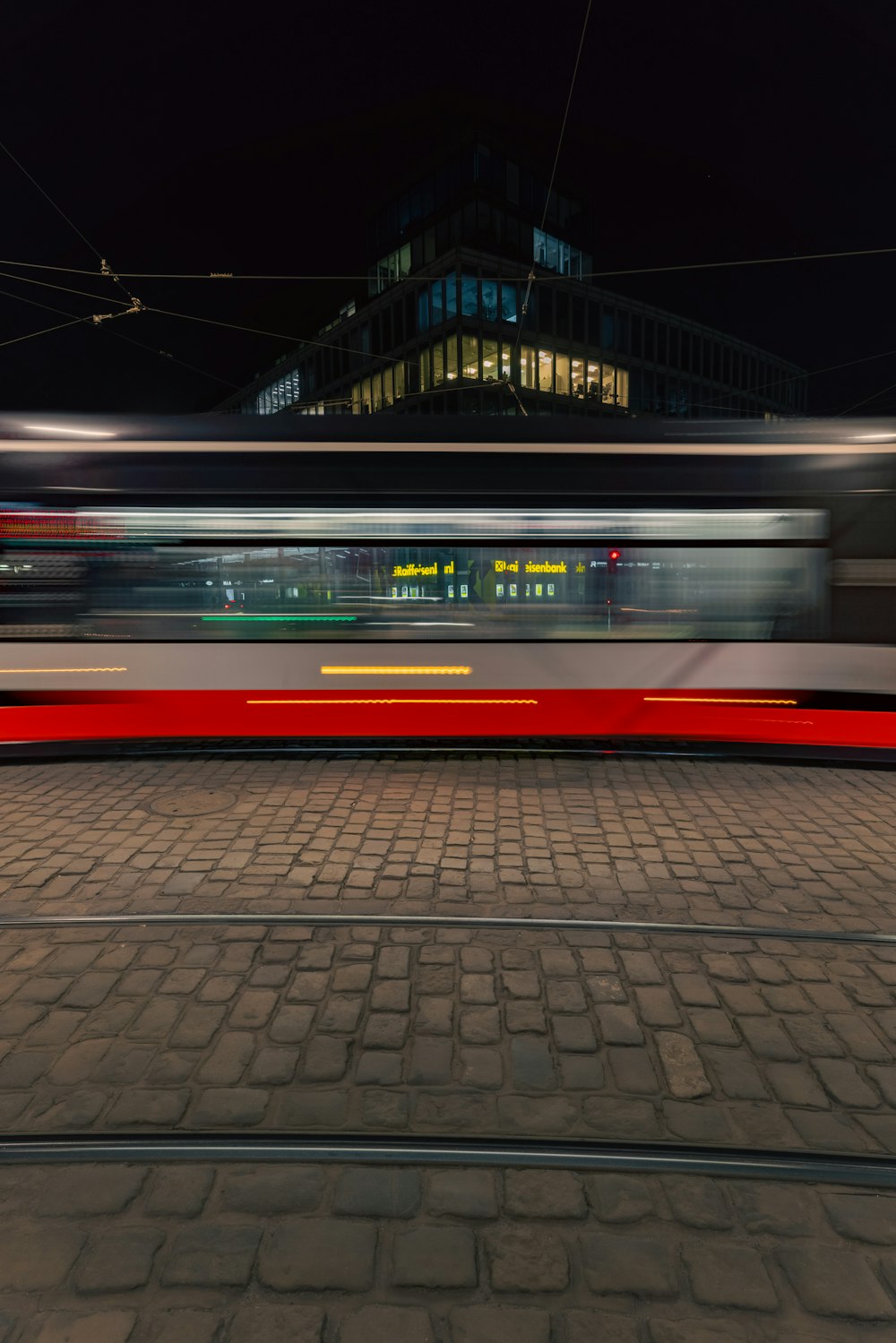 Ein Zug auf den Bahngleisen