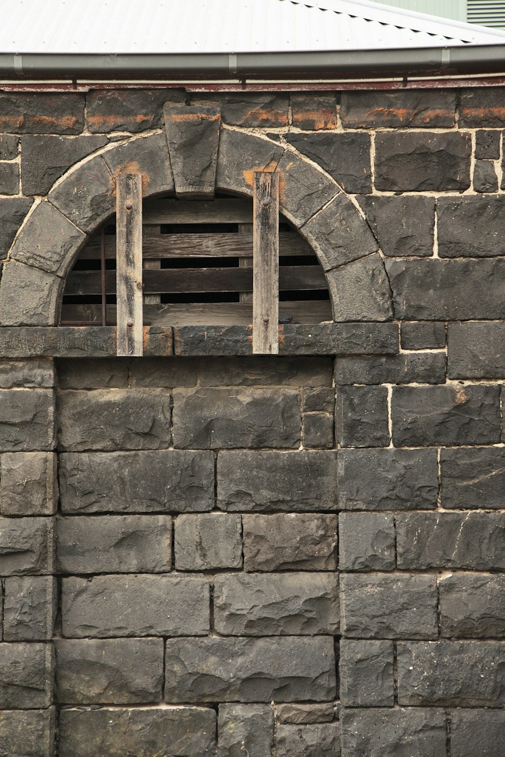 un mur de briques avec une porte