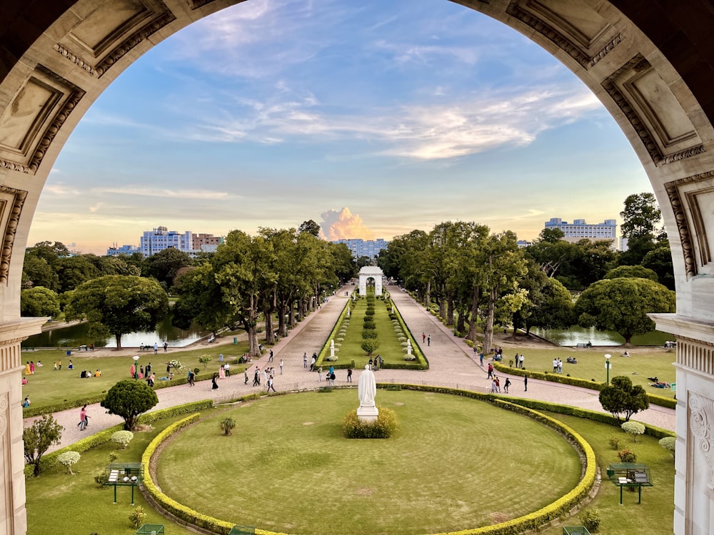 un gran patio con una fuente y gente caminando alrededor