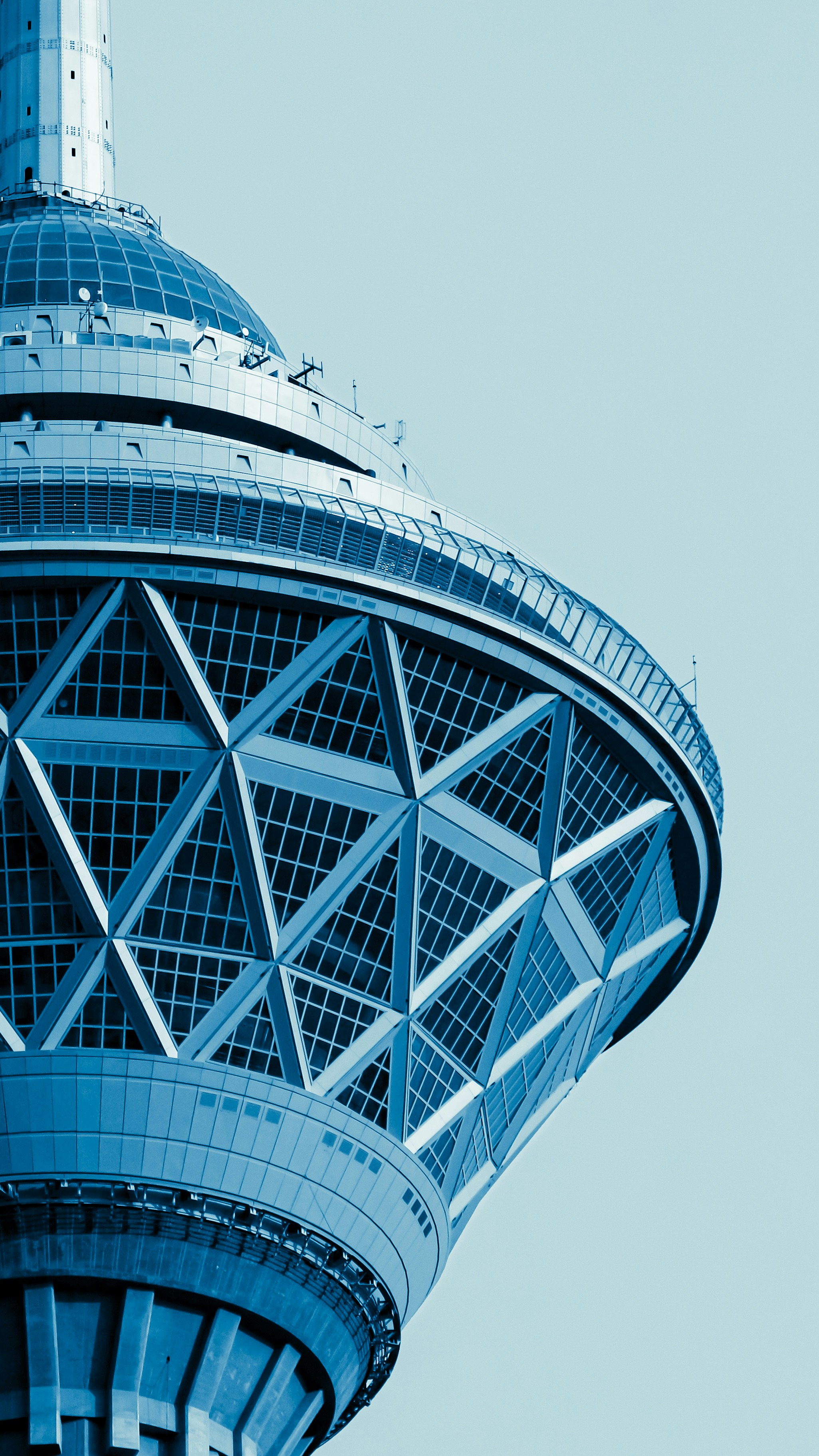 un edificio alto con una facciata in vetro