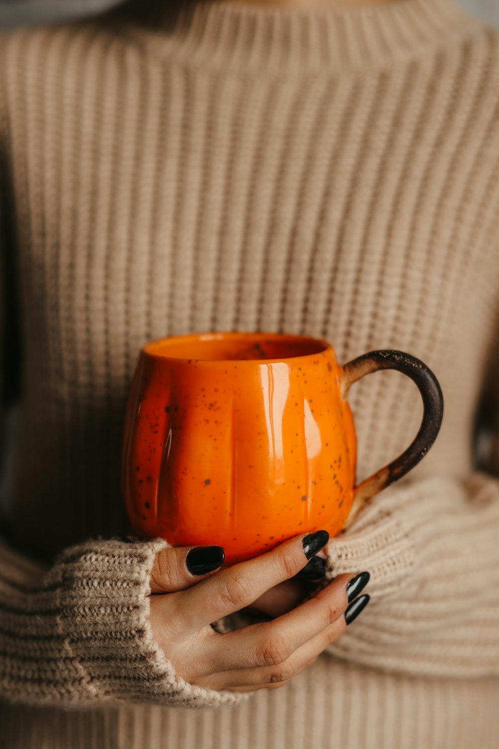 uma mão segurando uma xícara de chá