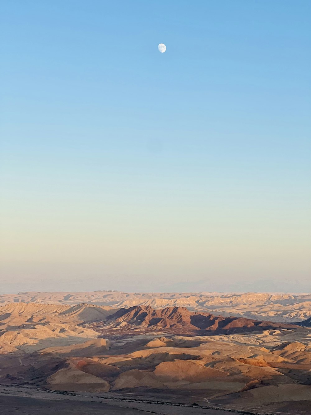 Un paisaje desértico con una luna