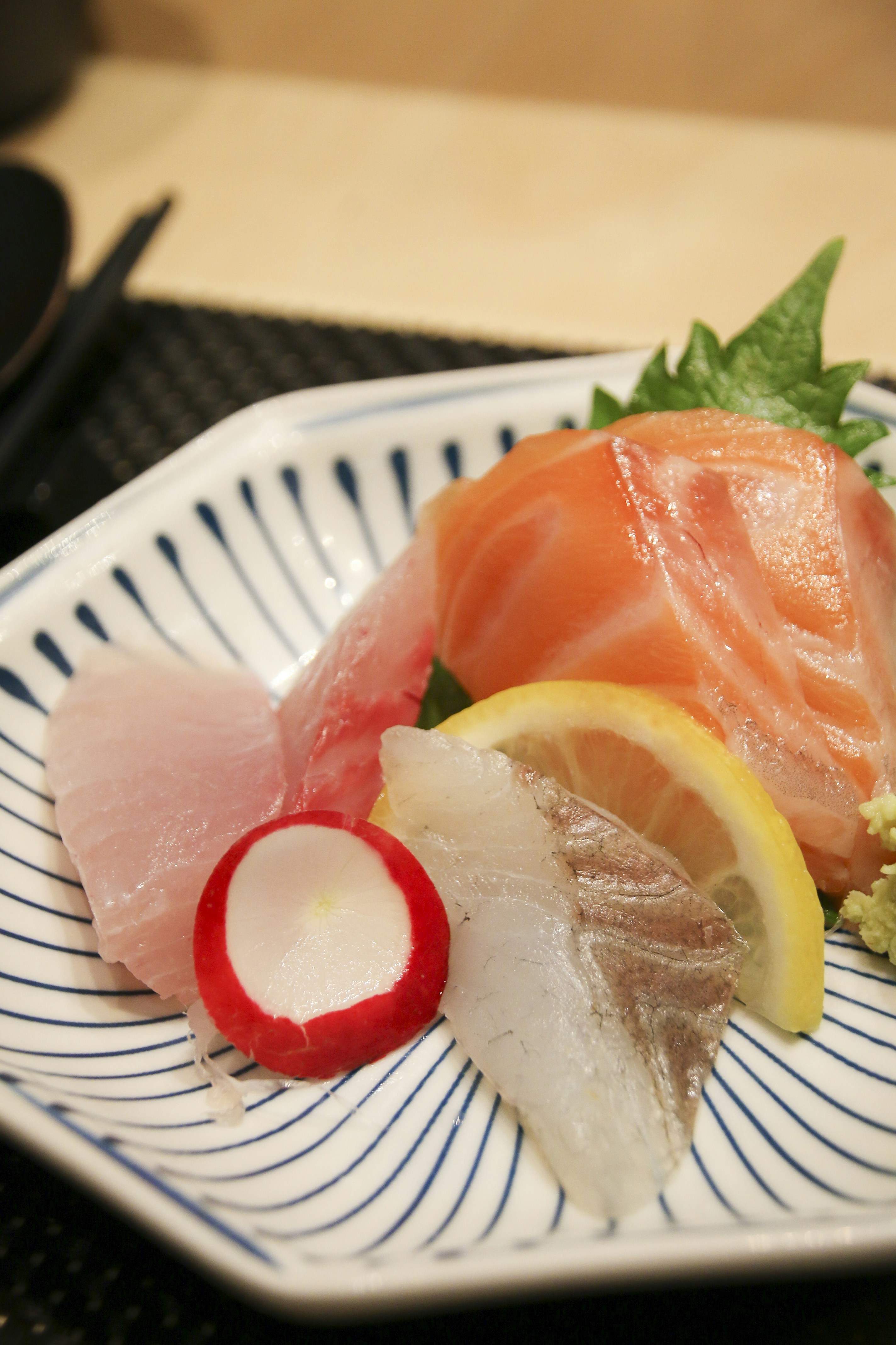 Un plato principal de salmón elegantemente presentado.