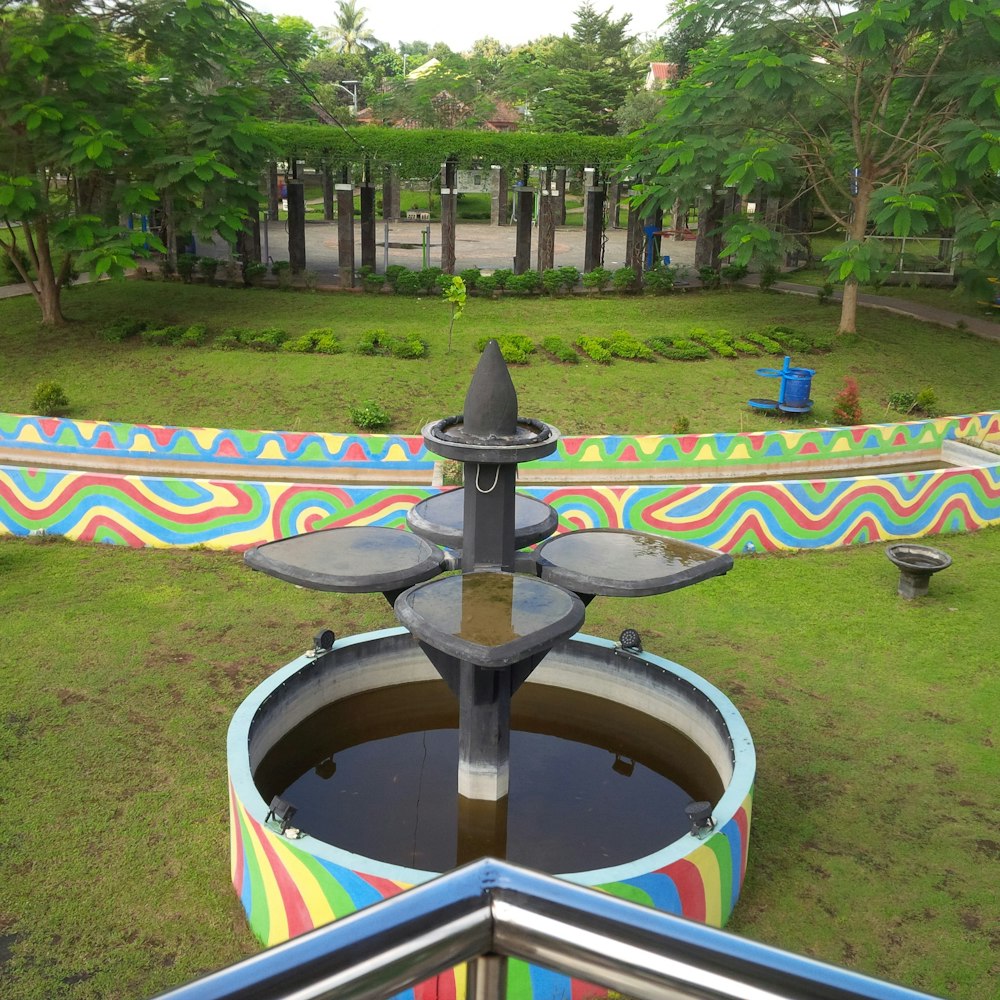 Una fontana d'acqua in un parco