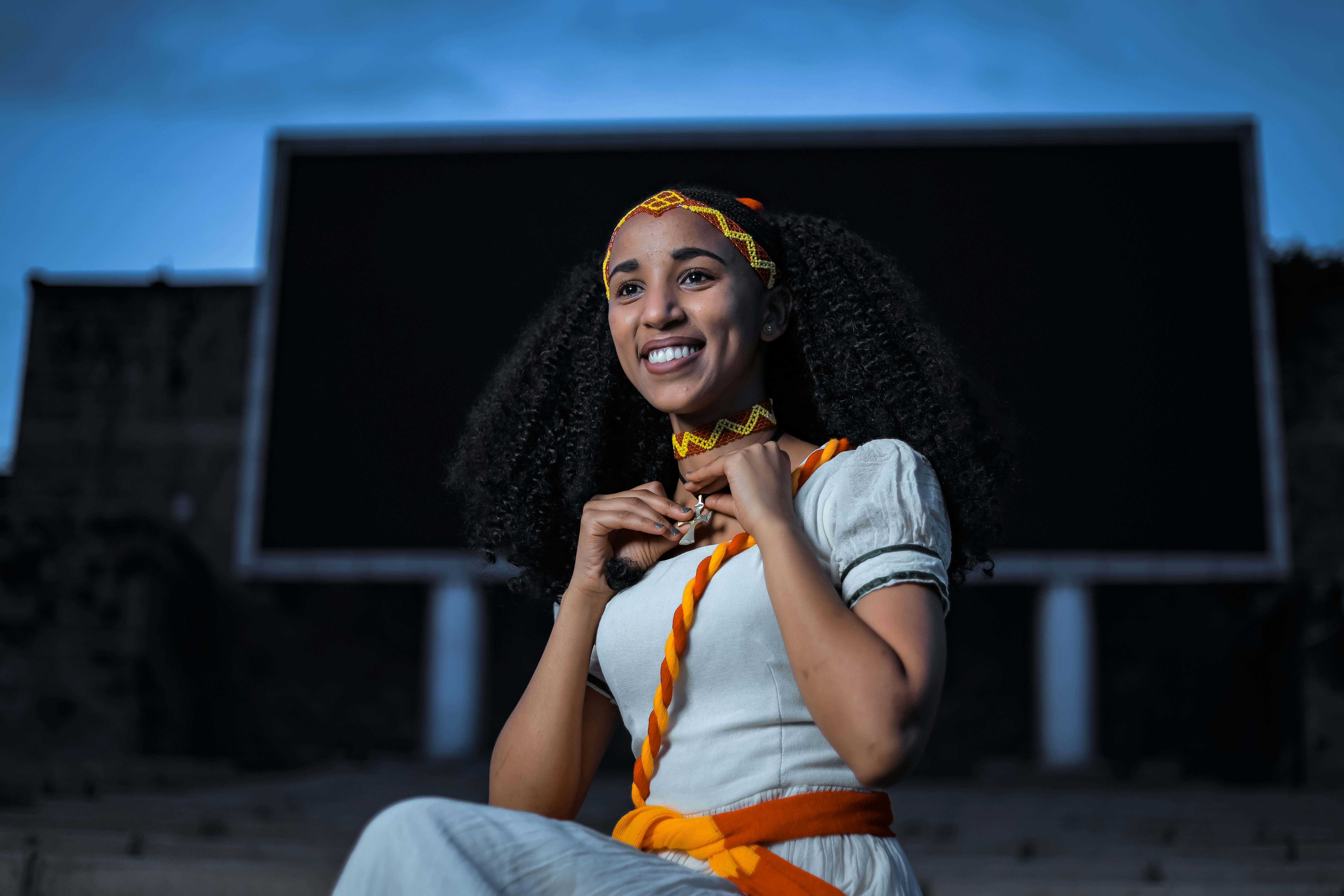 eine Person, die auf einem Felsvorsprung sitzt