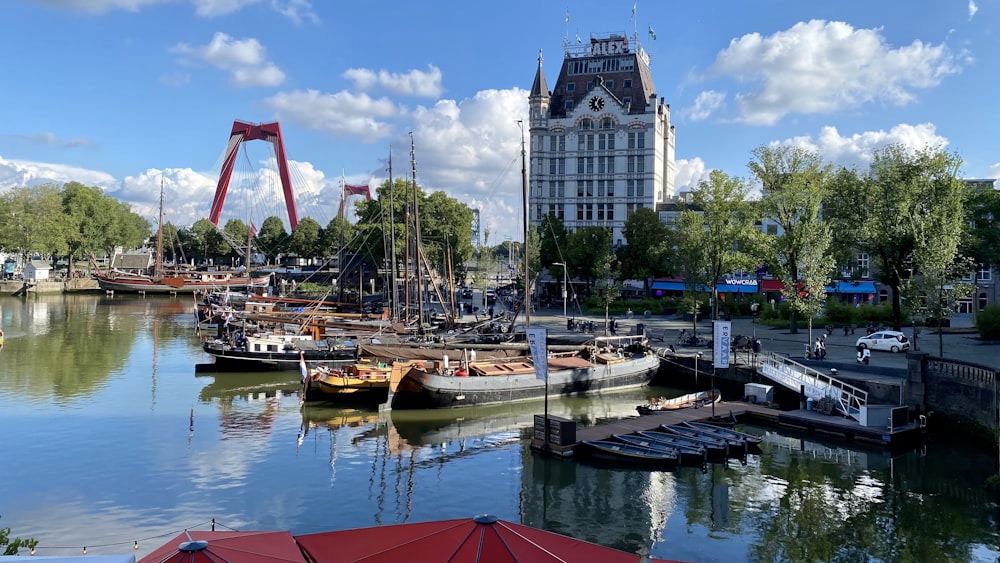 un plan d’eau avec des bateaux et des bâtiments en arrière-plan