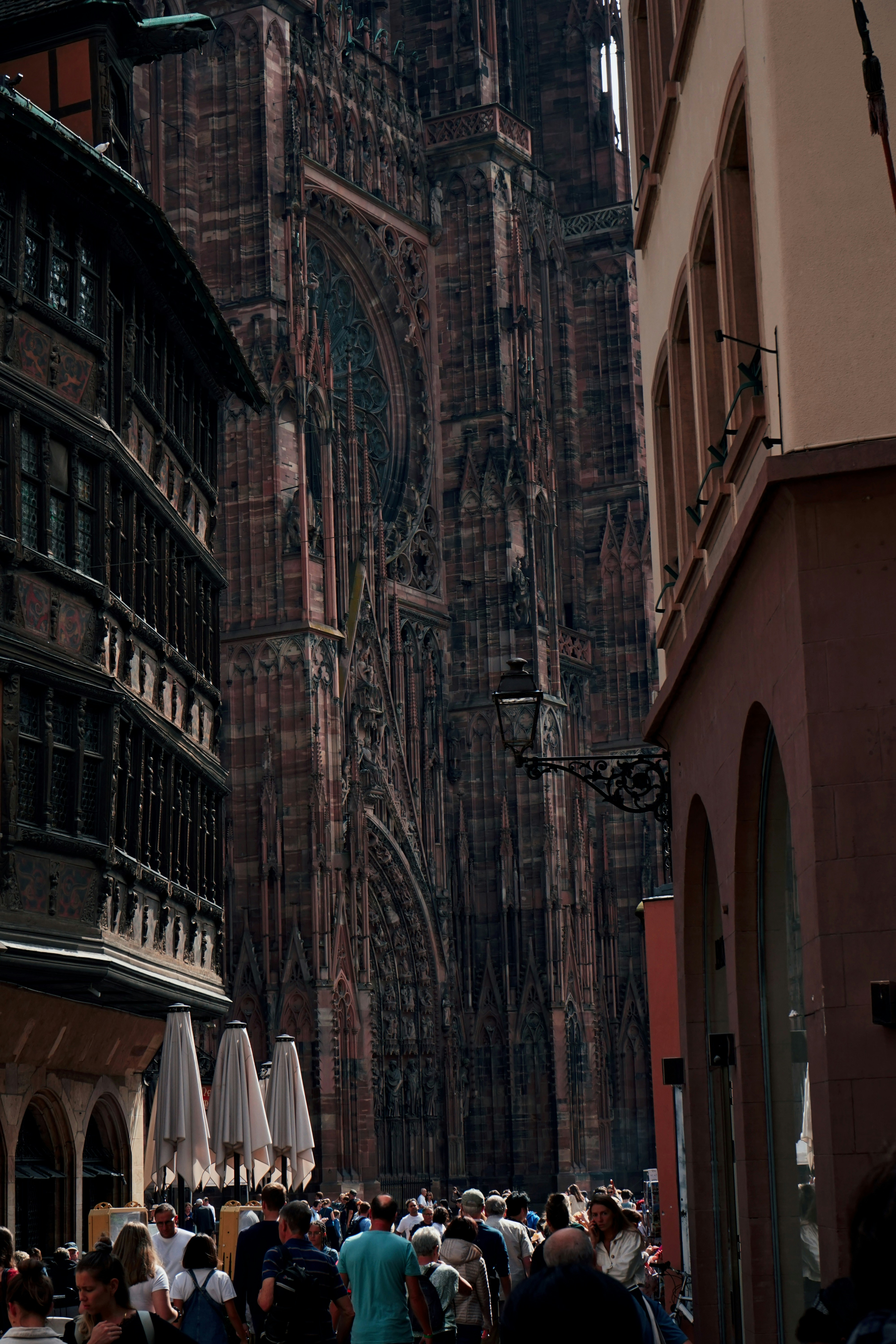 un groupe de personnes marchant dans une ville