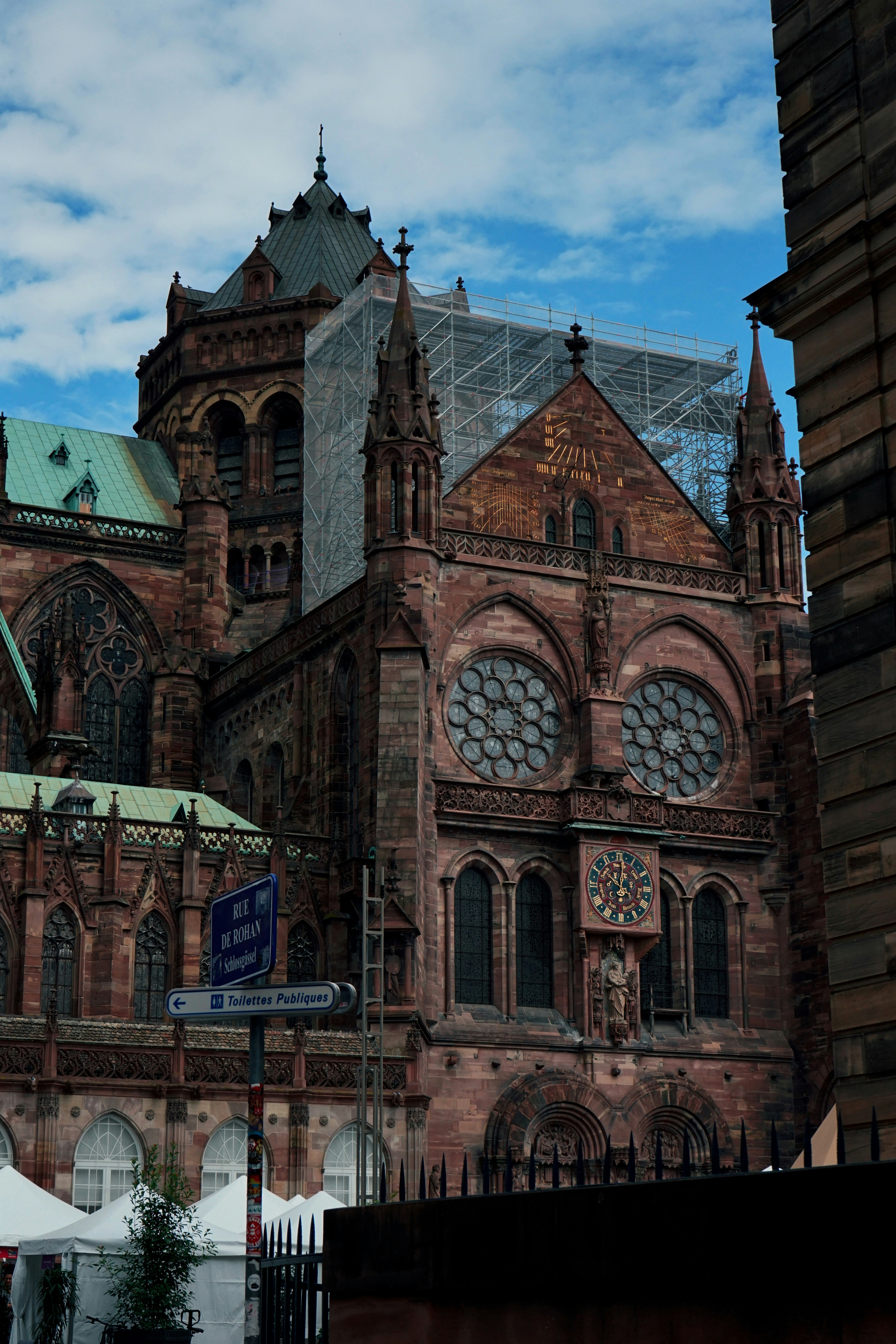 un grand bâtiment avec une horloge dessus