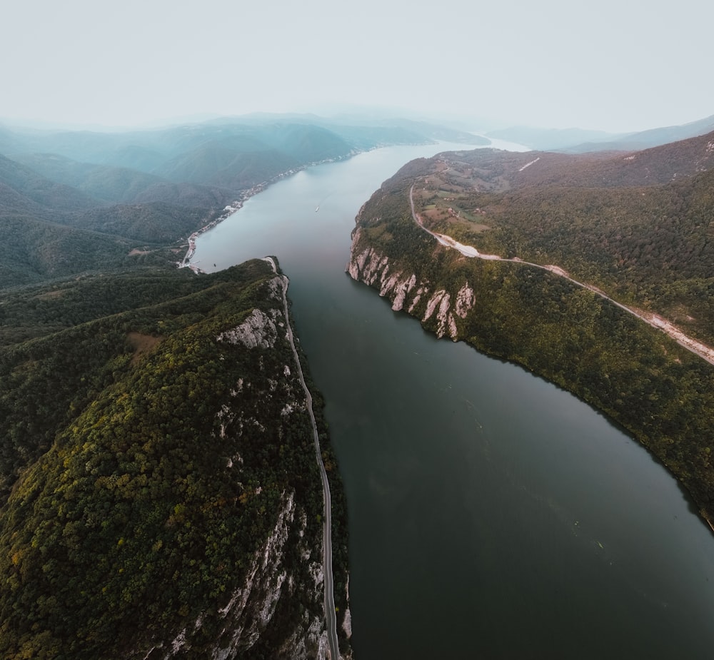 Ein Fluss, der durch ein Tal fließt