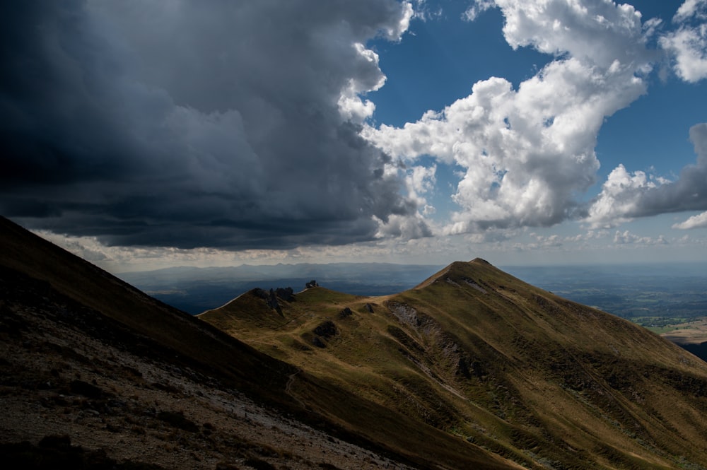 Un paysage avec des collines et des nuages