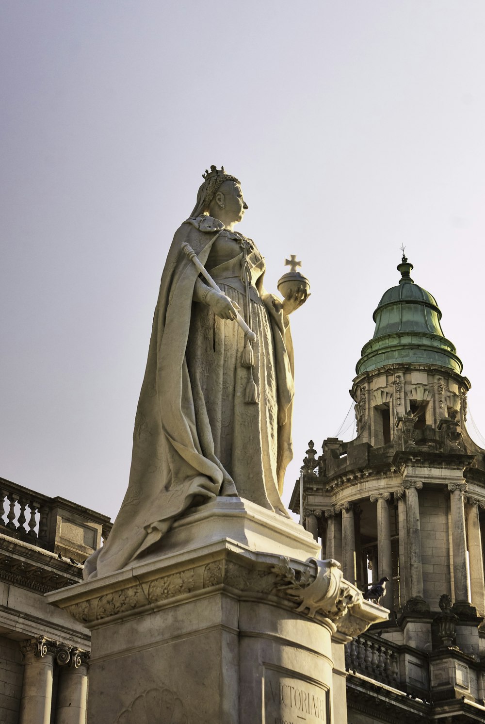 una estatua de una persona sosteniendo una antorcha