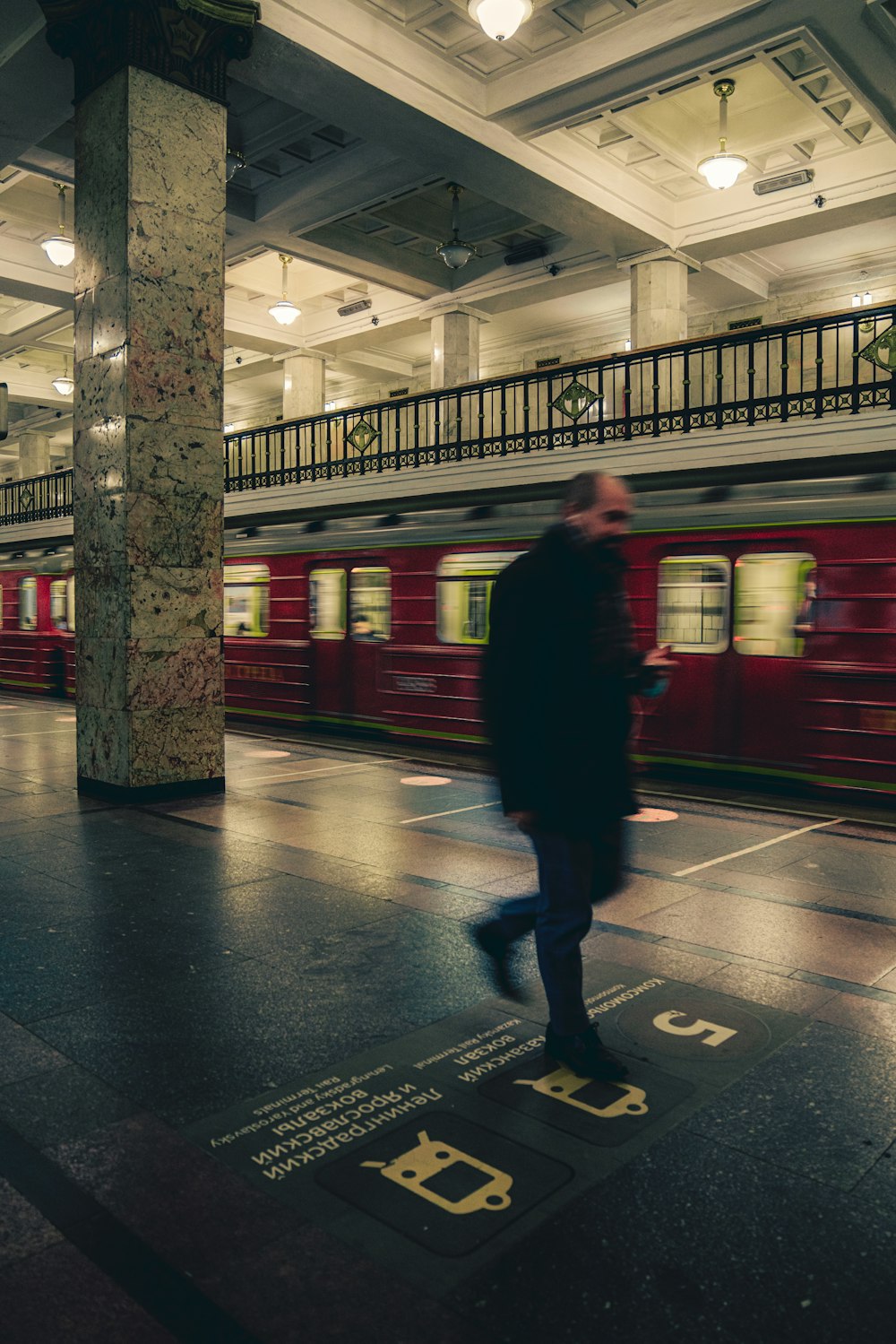 una persona che cammina in una stazione ferroviaria