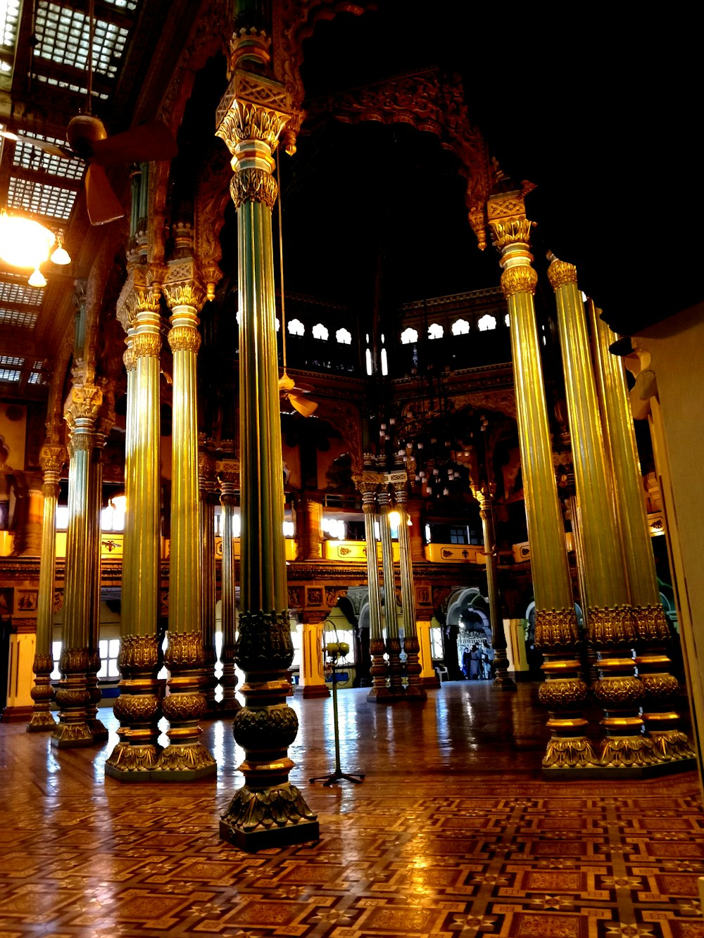 un edificio con columnas y un gran arco