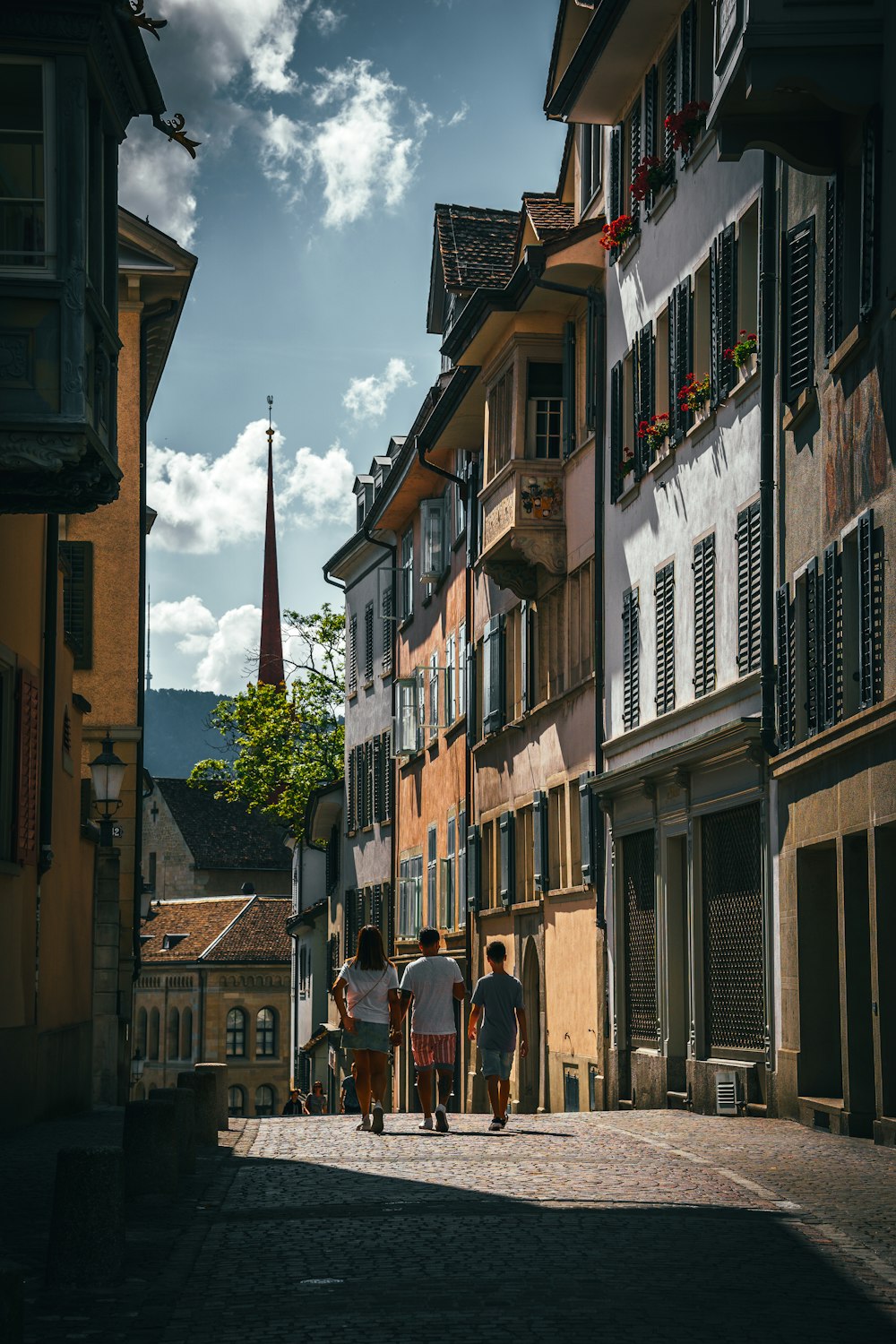 des gens marchant dans une rue