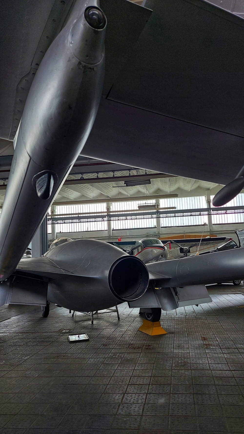 Un grande aeroplano in un hangar