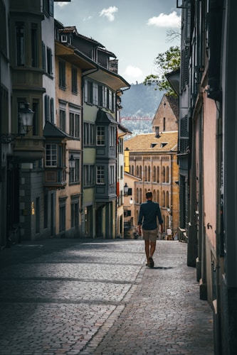 Zürcher Quartierstrasse bei Tageslicht