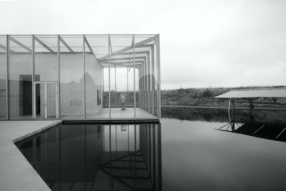 Un edificio con paredes de cristal