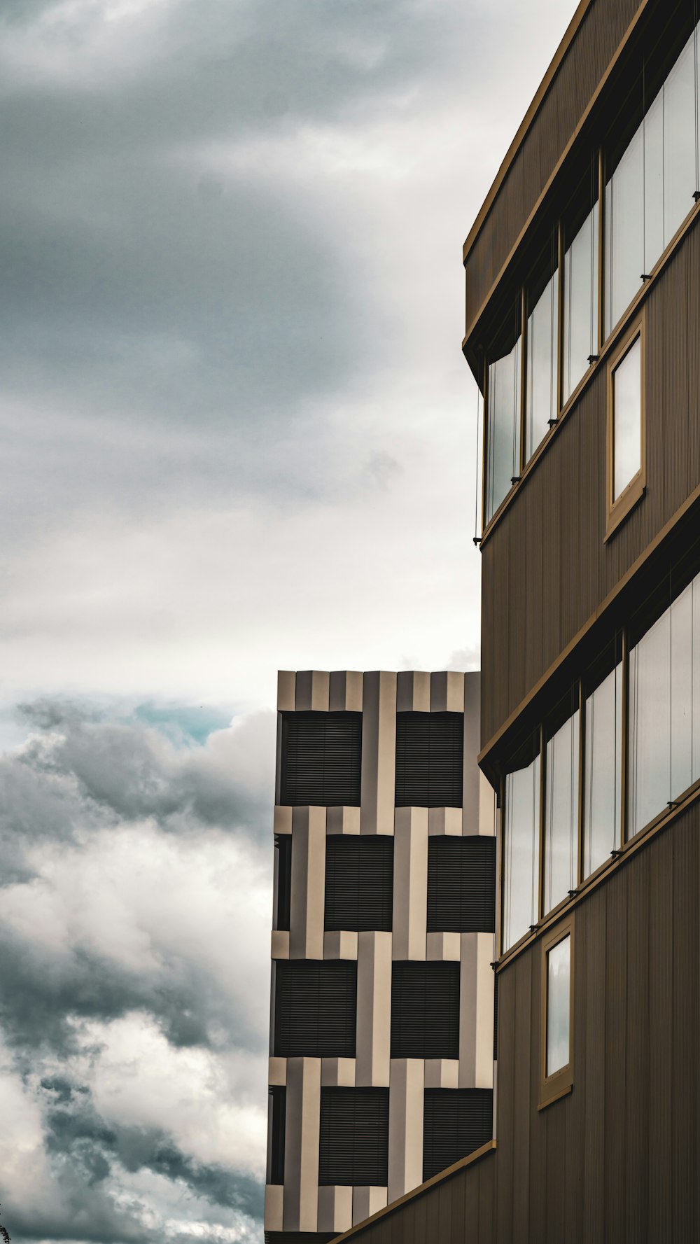 a building with a cloudy sky