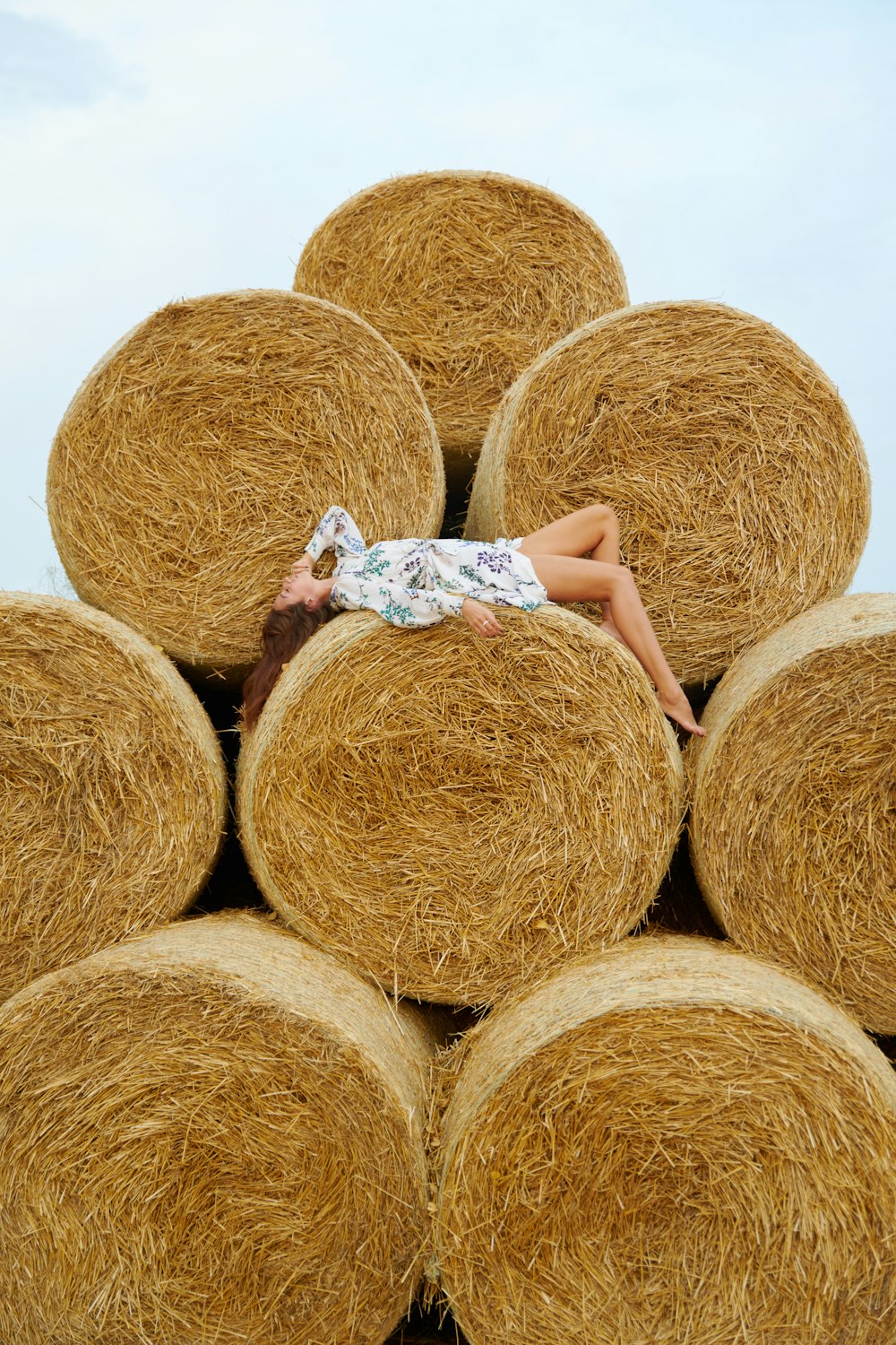 Un bebé acostado sobre una pila de heno