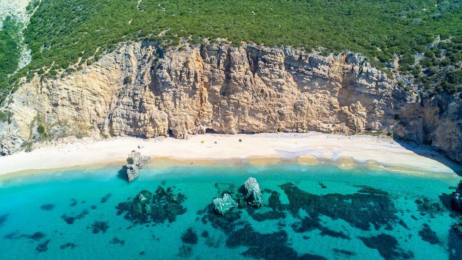 A Areia da Discórdia: Como a Luta Pelas Praias da Arrábida Acendeu a Revolta Contra o Overtourism