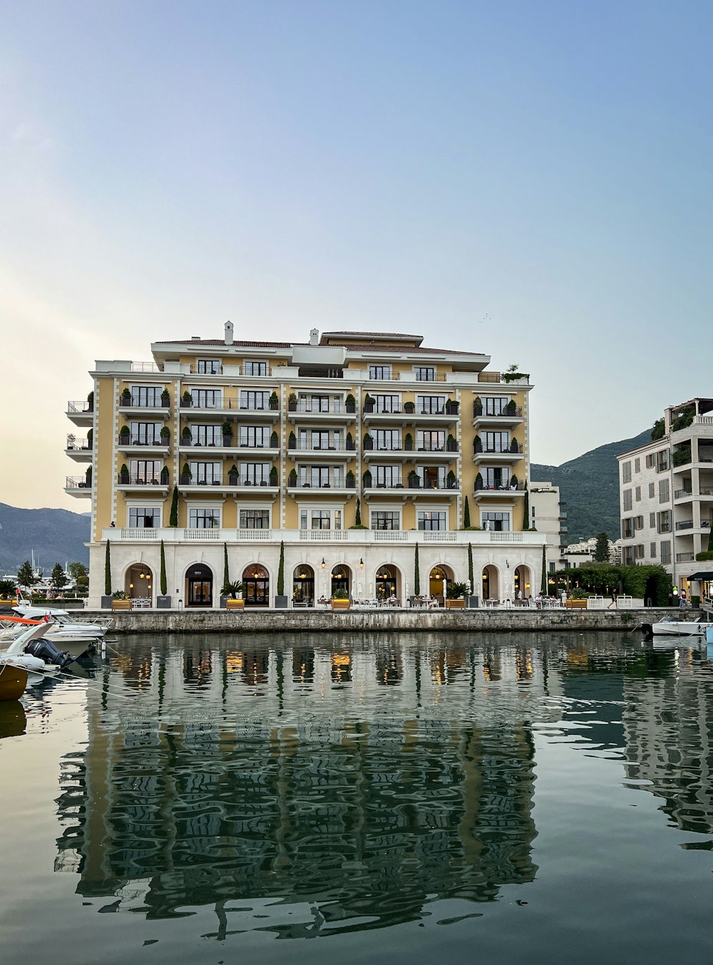 Un edificio con muchas ventanas por agua