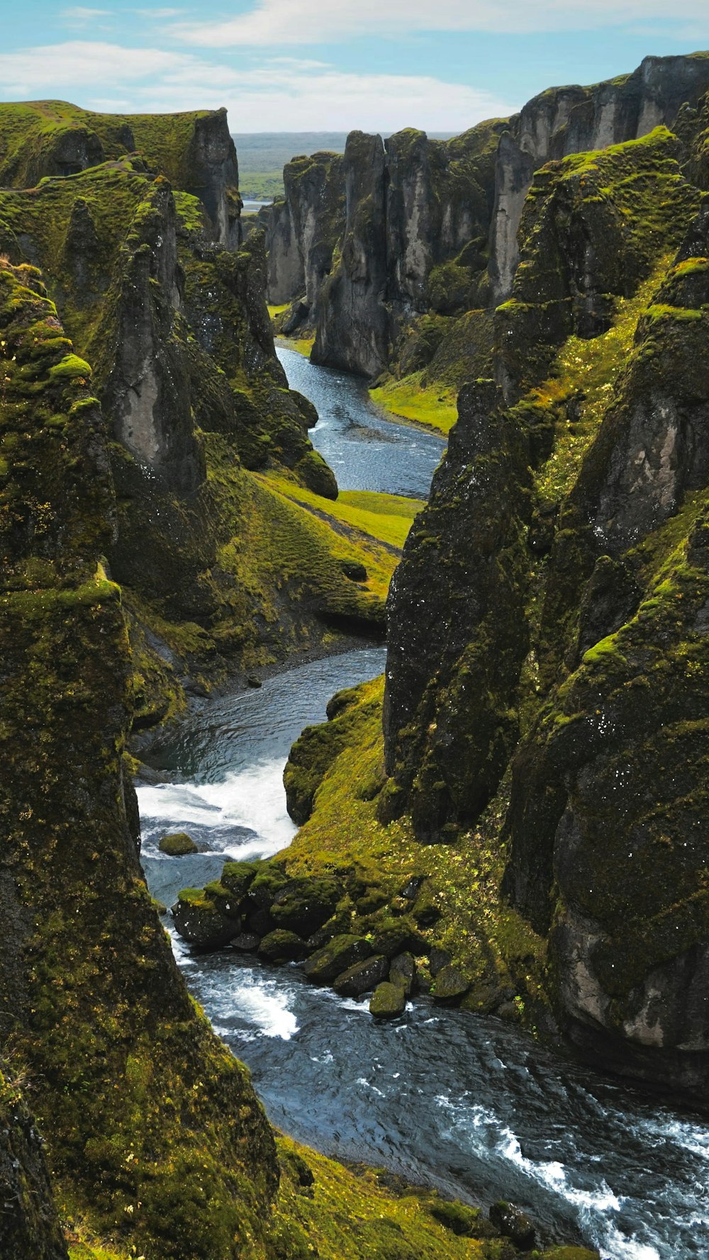 Un fiume che attraversa un canyon