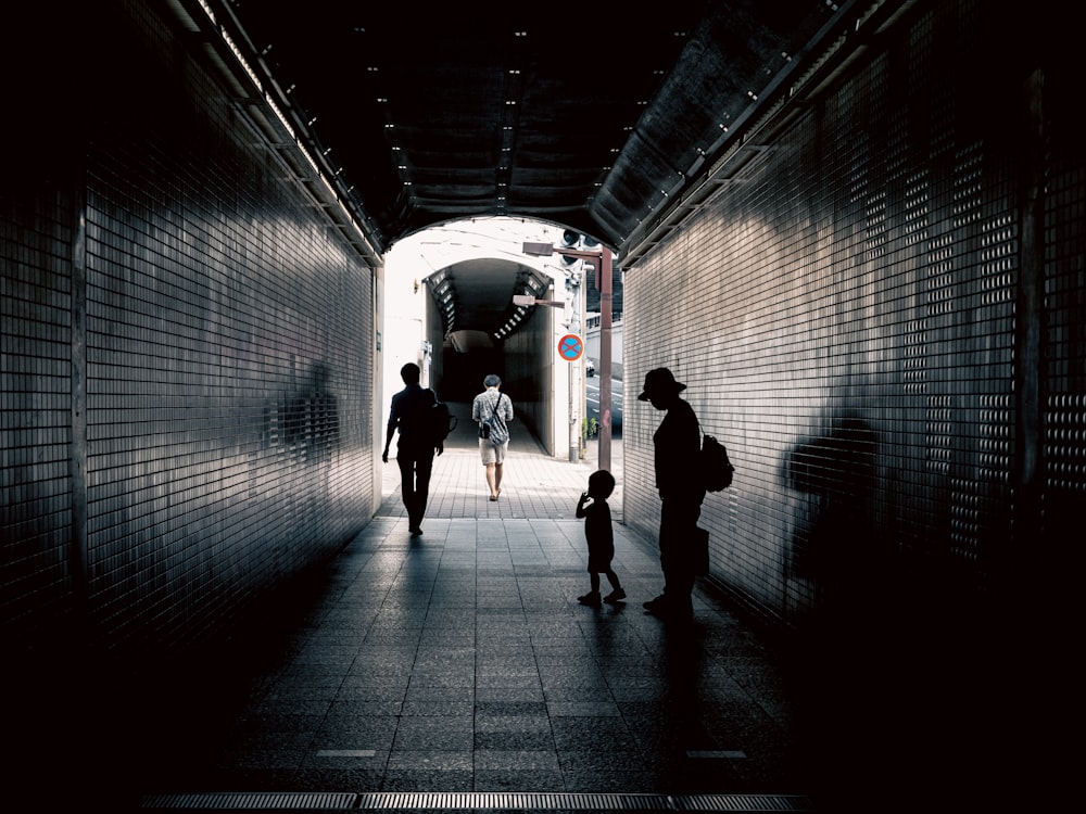 personnes marchant dans un tunnel
