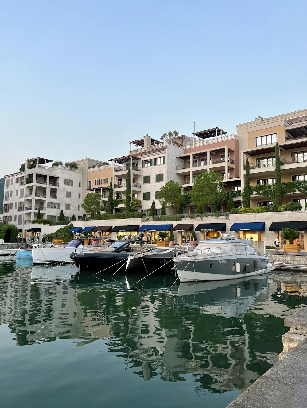 bateaux amarrés dans un port