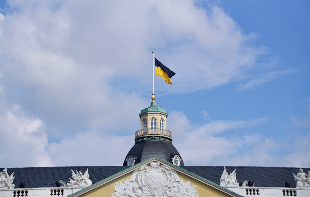 eine Flagge auf einem Gebäude