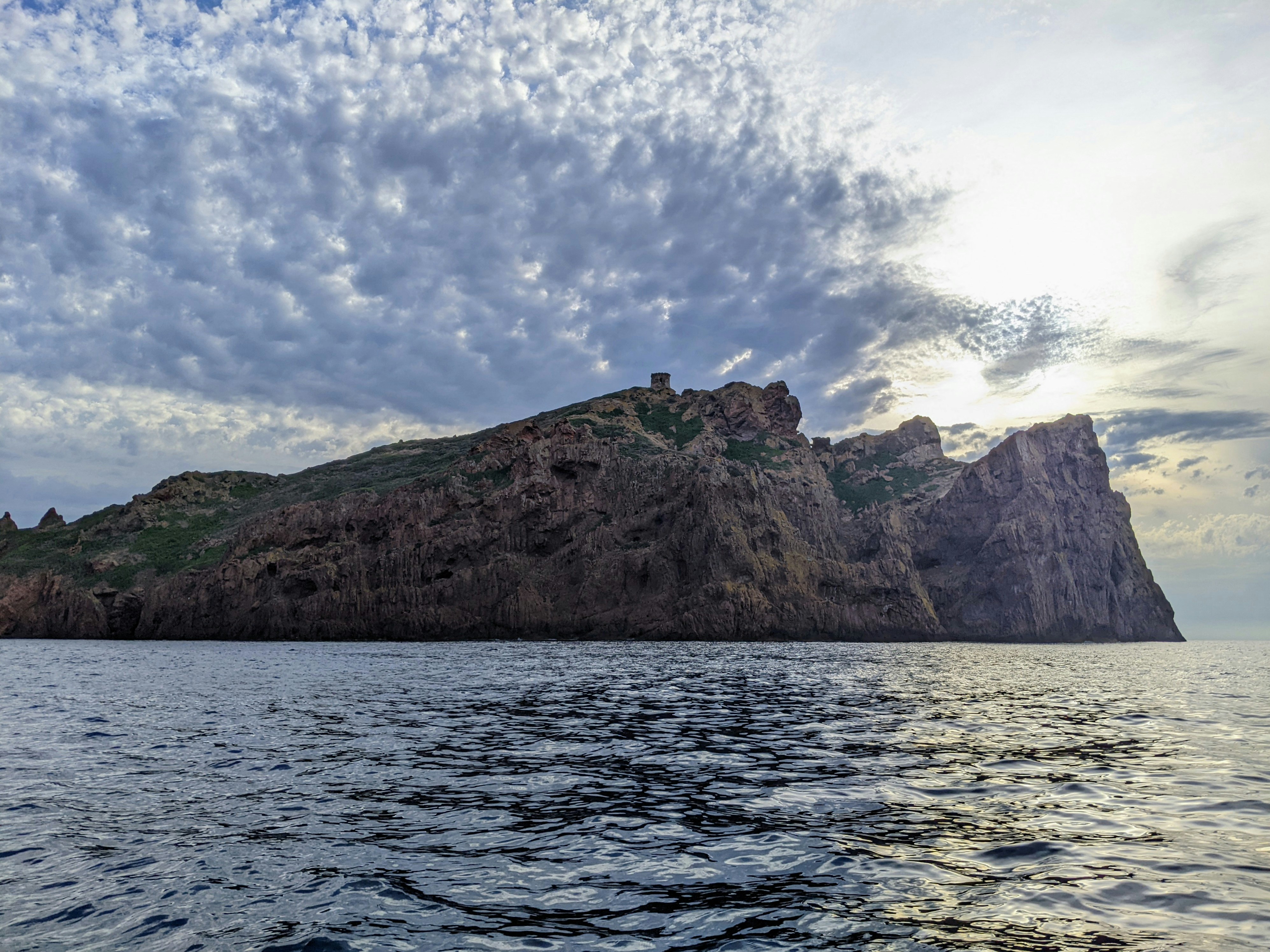 Foto Una isla rocosa en el agua – Imagen Naturaleza gratis en Unsplash