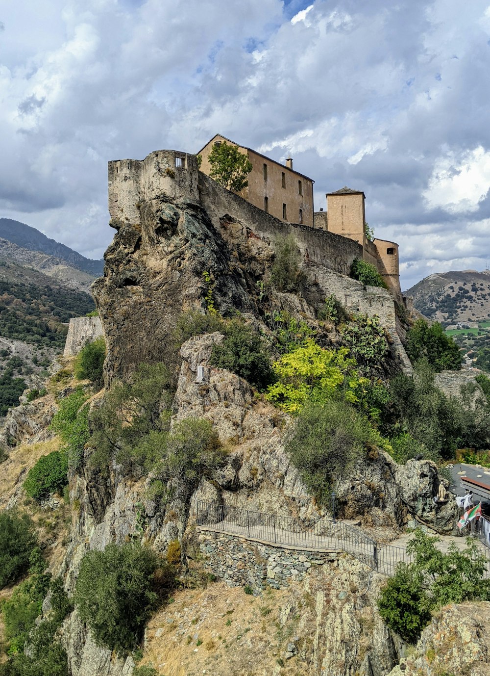 um castelo em um penhasco