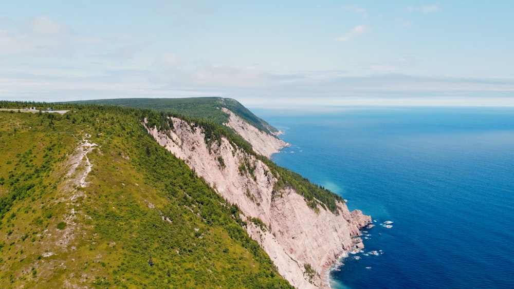 une falaise avec une route au bord de l’océan